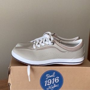 Women’s tennis shoes